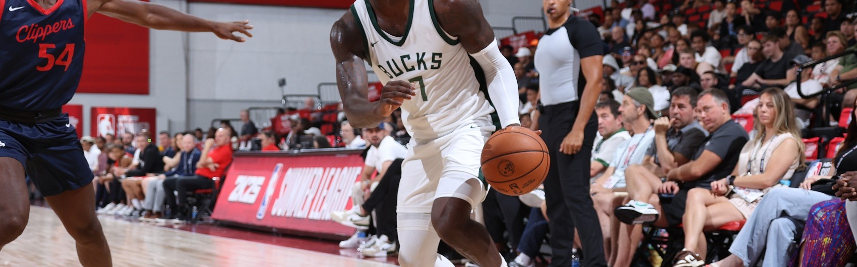 拼劲十足！克里斯-利文斯顿16中6砍全队最高21分外加9板5助2帽