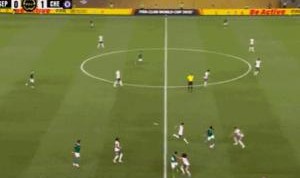 九游娱乐-验货悠着点~埃斯特旺拼抢时被恩佐踢倒